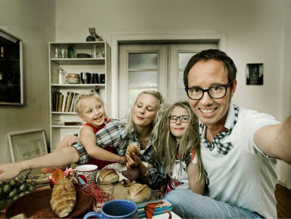 Eine Familie beim Essen am Tisch