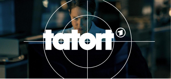 Das weiße Tatort-Logo auf einem Hintergrundbild