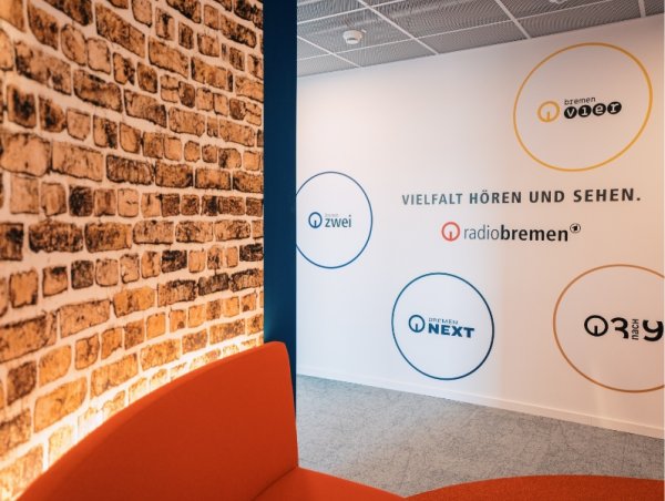 Eine Wand mit diversen Logos von Radio Bremen