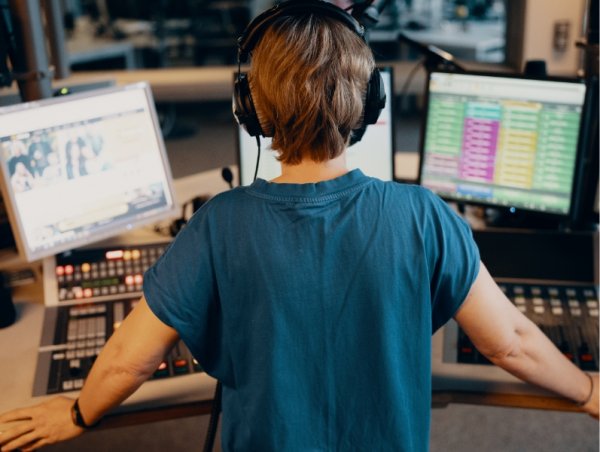 Eine Mitarbeiterin von Radio Bremen im Studio