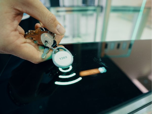 Eine Hand die einen elektronischen Chip-Schlüssel hält
